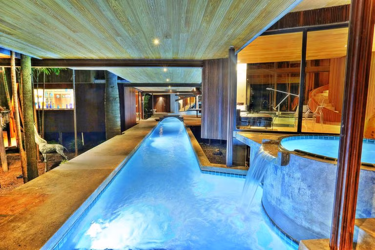 Ngôi nhà gồm 3 khu và được kết nối với nhau bởi cả một “dòng sông’’. Ảnh: housebeautiful.