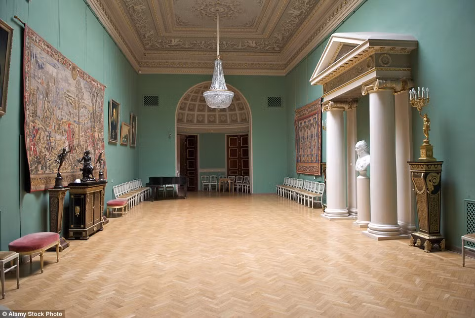 Cung điện này ban đầu chỉ là một dãy nhà 2 tầng khiêm tốn. Thế nhưng đến năm 1743 thì nó đã được tu sửa hoàn toàn để cạnh tranh với cung điện Versailes.