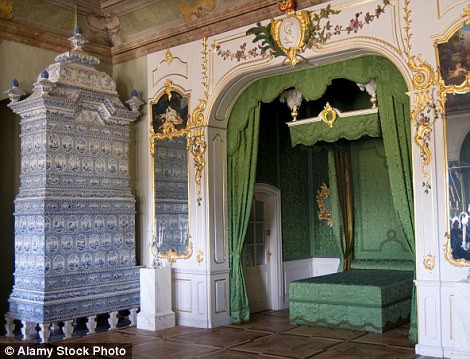 Cung điện Rundāle, Latvia. Chi phí quay phim ở Nga khá cao và đoàn làm phim lại di chuyển đến cung điện Rundāle ở đất nước Latvia. Cung điện này có nội thất khá giống với các cung điện ở St Petersburg.