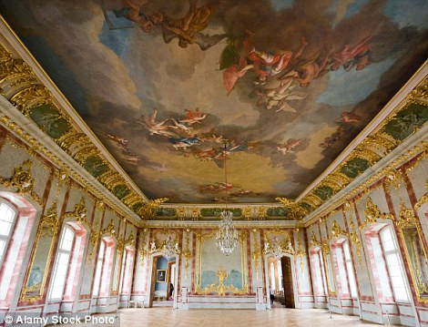 Cung điện này được xem là một trong những viên đá quý bí ẩn ở Latvia vì rất hạn chế người vào thăm. Chỉ một số ít hình ảnh bên trong của nó được lọt ra ngoài.