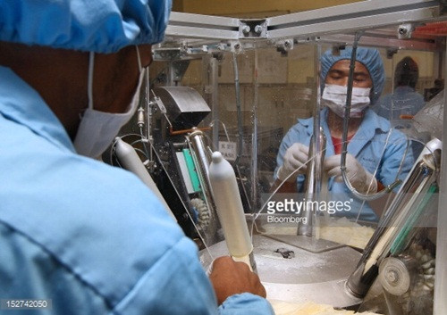 Hệ thống tự động chuyển bao cao su để nhúng vào mủ silicon trước khi tạo thành bao cao su trên dây chuyền sản xuất.