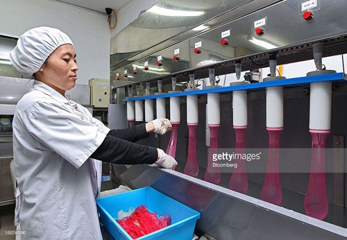 Sau khi làm khô thì nó lại được nhúng mủ silicon lần thứ hai và quay qua lò sấy.