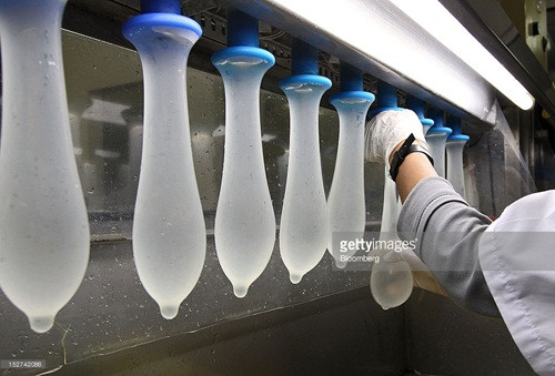 Công nhân đang giám sát một công đoạn bao cao su được bỏ vào lò nóng để làm khô.