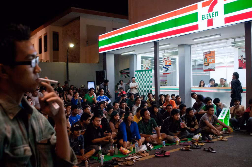 Đặc điểm hoạt động của 7-Eleven ở mỗi nước khác nhau. Nếu ở Mỹ, nó giống các cửa hàng tạp hóa. Ở Indonesia, 7-Eleven lại giống như một quán cà phê không gian mở wifi free với đa phần là khách hàng dưới 30 tuổi. Đặc biệt ở đây còn có cả nhạc sống phục vụ giới trẻ.
