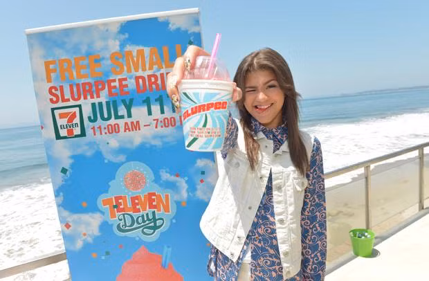 Sự khác biệt nhất của 7-11 so với các thương hiệu khác là thứ đồ uống Slurpee. Mỗi lần sinh nhật, 7-Eleven đều tặng khách hàng hàng triệu lít nước giải khát này. Đó chính là một nhân tố hút khách hàng đến với 7-Eleven.