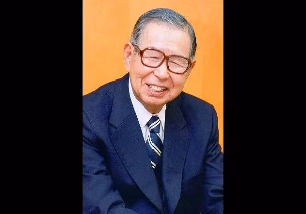 Năm 1973, sau khi ông chủ của 7-Eleven trên bờ vực phá sản thì một tập đoàn của Nhật Bản đã mạnh tay mua lại thương hiệu này và đổi mới, phát triển nó thành những cửa hàng của riêng mình.