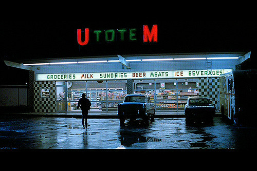 Các cửa hàng đầu tiên có tên là Tote’m. Vào năm 1946 , khi các cửa hàng lớn dần, họ đổi tên thành 7-Eleven để phản ánh giờ mở cửa đặc trưng, từ lúc 7h sáng đến 11h đêm.