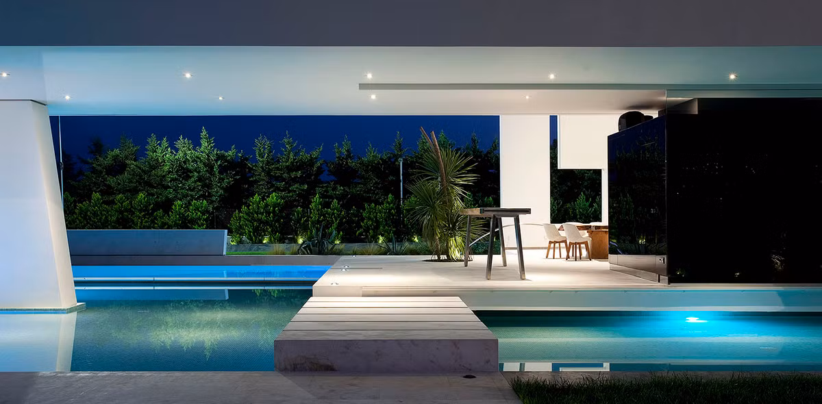 Kiến trúc sư Pavlos Chatziangelidis đã thiết kế ngôi nhà rất khéo léo để tận dụng được ánh sáng mặt trời sưởi ấm được các ngóc ngách khi mùa đông đến.