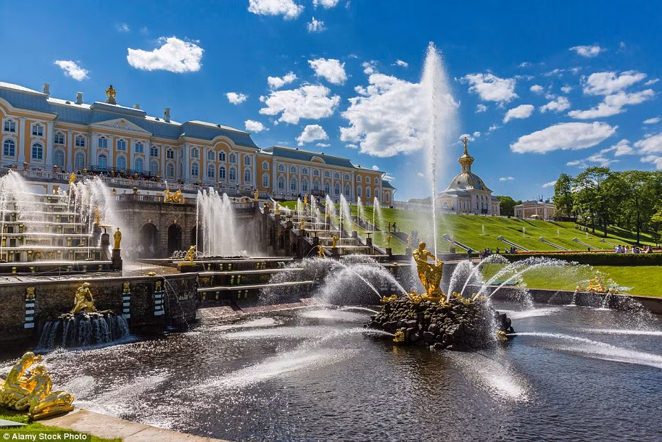 Vườn Peterhof, Nga. Khu vườn này được mô tả như là Versailles (Véc Xây) của nước Nga, bao gồm nhiều cung điện nhỏ trong khu vườn lớn xây dựng qua nhiều năm.