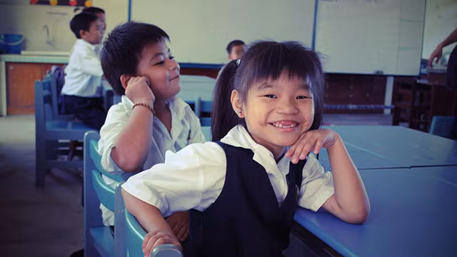 Các chuyên gia cho rằng hiện tượng này có thể một phần xuất phát từ nhu cầu đặt chân vào tầng lớp xã hội cao hơn của các bậc phụ huynh nhiều tiền, với những khóa học đắt đỏ để ra oai với bạn bè họ.