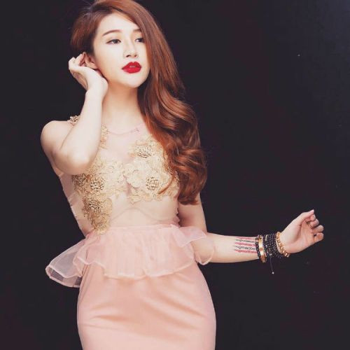 Vân Navy. Ngôi sao teen một thời rất hot với vai diễn trong “5s online” có gu thời trang trẻ trung và cá tính. Nàng hot girl Hà Thành nổi tiếng có đầu óc kinh doanh từ nhiều năm nay và cô cũng đã rất thành công.