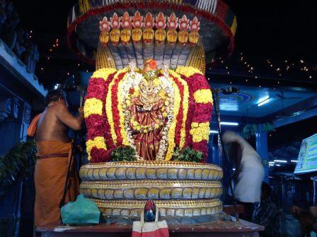 Tại một ngôi chùa nhỏ ở Chennai, Ấn Độ, hàng chục phụ nữ Hindu ngồi trên ghế gỗ chờ được cắt tóc. Hành động này được xem như là sự thành kính với thần linh. Ảnh: Markettamer.