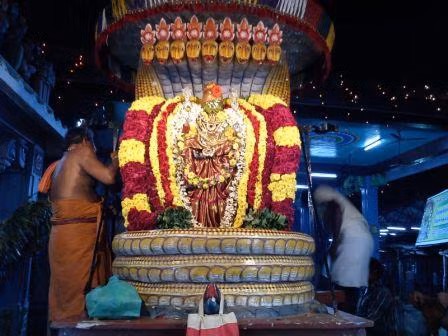 Tại một ngôi chùa nhỏ ở Chennai, Ấn Độ, hàng chục phụ nữ Hindu ngồi trên ghế gỗ chờ được cắt tóc. Hành động này được xem như là sự thành kính với thần linh. Ảnh: Markettamer.