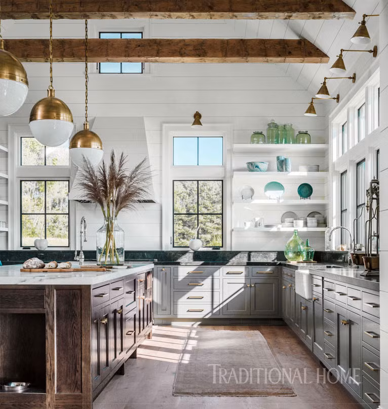 Từ màu sắc, ánh sáng cho đến vẻ thô mộc của những món đồ trong căn phòng đều chứng tỏ chủ nhân của ngôi nhà này rất yêu thích sự cổ điển, thoải mái và không cầu kỳ.