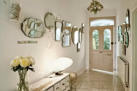 Một lối vào hẹp sẽ mang lại hạnh phúc và sự thịnh vượng, giúp đánh giá cao giá trị của cá nhân chủ nhà trong xã hội. Nếu như lối đi bài trí cẩu thả sẽ gây rắc rối cho bạn.