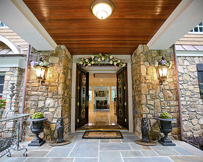 Ví dụ, cánh cửa phía Tây Nam sẽ mang lại các khoản nợ, khoản vay và các vấn đề về tài chính trong khi đó lối vào phía Bắc sẽ mang đến cơ hội về nghề nghiệp và tiền bạc.