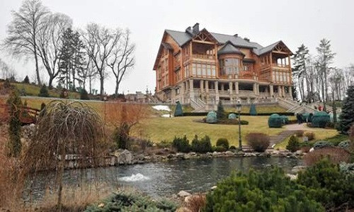 Ông Yanukovych mua nguyên một chiếc du thuyền lớn để làm nhà hàng nổi. Dưới tầng ngầm là nơi để bộ sưu tập xe thể thao cổ trị giá hàng triệu bảng Anh. Nội thất trong dinh thự toàn loại đắt tiền, có đèn chùm, sàn nhà được khảm tranh và có riêng một quầy bar phục vụ rượu in hình ông Yanukovych. 