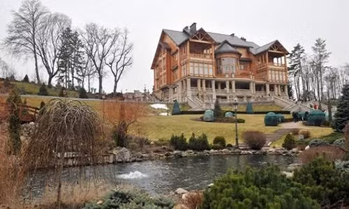 Ông Yanukovych mua nguyên một chiếc du thuyền lớn để làm nhà hàng nổi. Dưới tầng ngầm là nơi để bộ sưu tập xe thể thao cổ trị giá hàng triệu bảng Anh. Nội thất trong dinh thự toàn loại đắt tiền, có đèn chùm, sàn nhà được khảm tranh và có riêng một quầy bar phục vụ rượu in hình ông Yanukovych. 