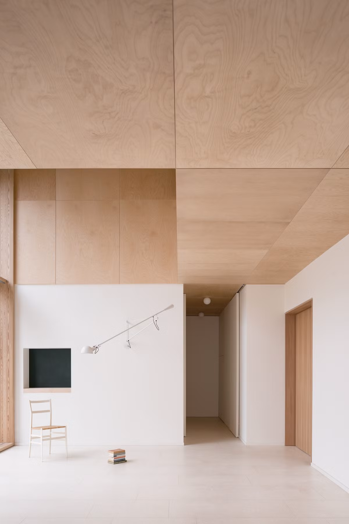 Ngôi nhà ba tầng được trang bị đầy đủ tiện nghi.