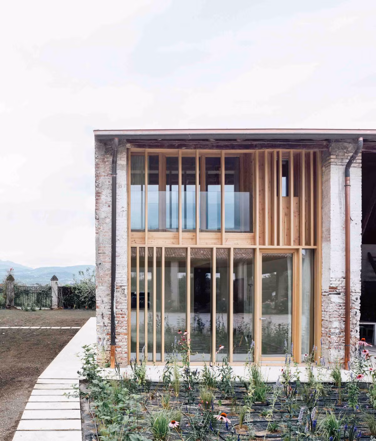 Những chiếc cửa kính khung gỗ trượt giúp ánh sáng len lỏi vào bên trong.