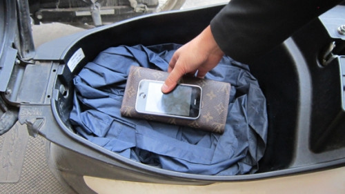 Cốp xe dù to và rộng đến mấy cũng không phải là nơi để các bạn có thể cất các thiết bị điện tử như máy tính, ipad hay điện thoại khi đi trên đường. Vì sức nóng từ cốp xe có thể khiến các thiết bị điện tử nhanh hỏng pin hoặc thậm chí là cháy nổ rất nguy hiểm đến tính mạng.
