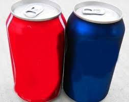 Nhiều người để quên lon nước ngọt trong cốp xe và để xe phơi nắng. Nhiệt độ cao sẽ góp phần gia tăng áp suất lên vỏ chai bằng nhôm, cộng thêm khí ga bị nén sẽ khiến lon nước ngọt biến thành quả bom, có thể phát nổ dễ dàng.