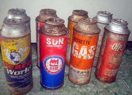 Một trong những vật dụng dễ gây cháy nổ nữa là bình ga mini cũng tuyệt đối không nên cho vào cốp xe máy.