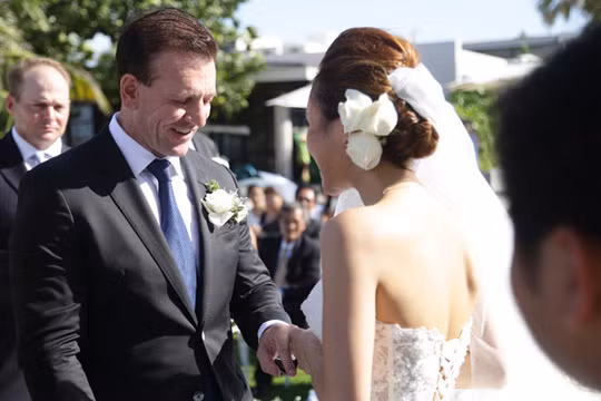 Khung cảnh đám cưới ngập tràn sắc trắng tím của hoa cẩm tú cầu bên bờ biển xanh cát trắng của Đà Nẵng. Cô dâu lại khoác trên mình váy cưới trắng tinh khôi mang thương hiệu Vera Wang và đôi giày cũng được mua từ thương hiệu Jimmy Choo đắt đỏ.