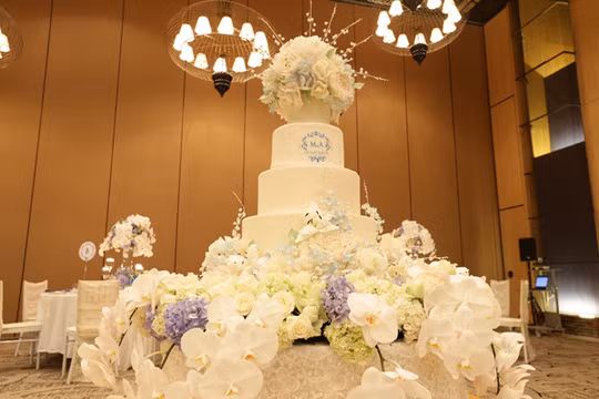 Sau đám cưới ngoài trời thì dạ tiệc ấm cúng cũng được tổ chức trong khán phòng sang trọng của resort với lối trang trí vô cùng xa hoa.