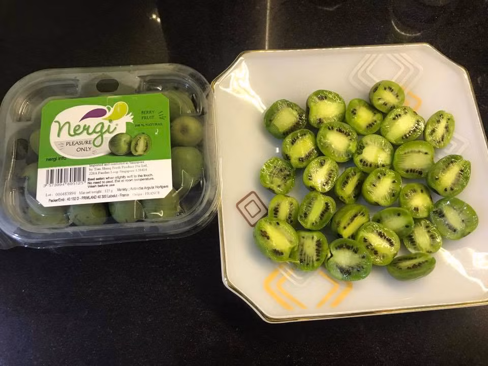 Kiwi berry cũng là loại củ quả lạ xuất hiện trong 2017. Loại quả này từng được rao bán với mức giá "chát", 1 triệu đồng/kg. Chúng không chỉ có hình dáng lạ, mà còn có hương vị thanh mát, hòa quyện giữa vị dâu, dứa và quýt. Ảnh: Vietnamnet.