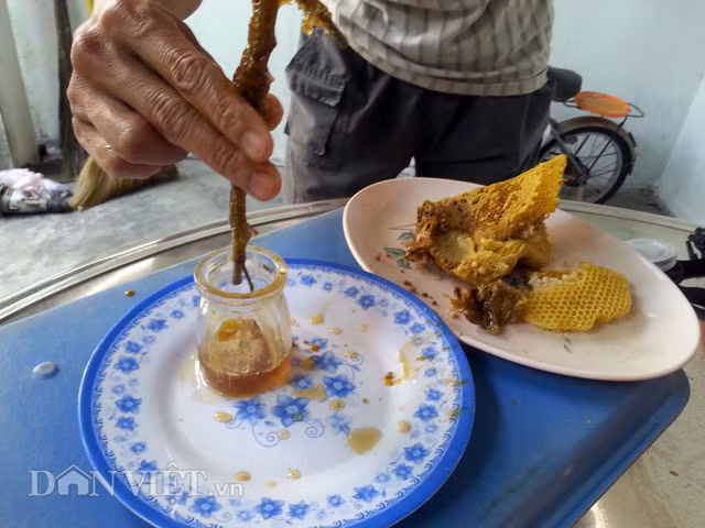 Lần đầu tiên anh Quang lấy mật ong… phố.