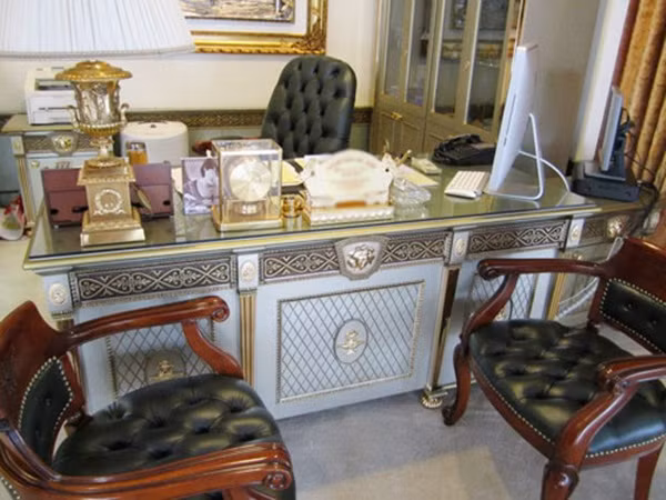 Cận cảnh góc làm việc của bố chồng Hà Tăng.