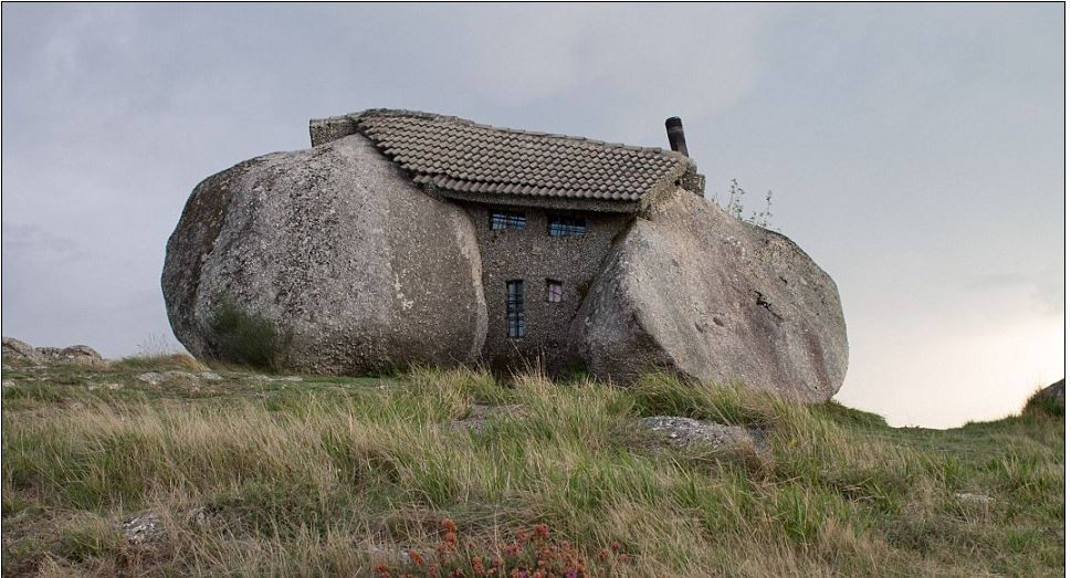 Nến được sử dụng để thắp sáng ngôi nhà.