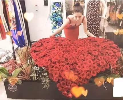  Quà tặng 8/3 của mỹ nhân Việt luôn được fan hâm mộ tò mò muốn biết. Hình ảnh siêu mẫu Ngọc Trinh hạnh phúc bên món quà 8/3 là một bó hoa hồng khủng có giá siêu đắt đến 7.000 USD từ bạn trai cũ từng khiến nhiều người choáng váng. Ảnh: Khỏe &amp; Đẹp.