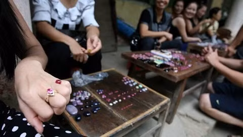 Tại khu chợ có tuổi đời gần 20 năm này, không ít những viên đá quý được bán có giá lên đến hàng chục triệu đồng. (Ảnh Du-lich-viet-nam)