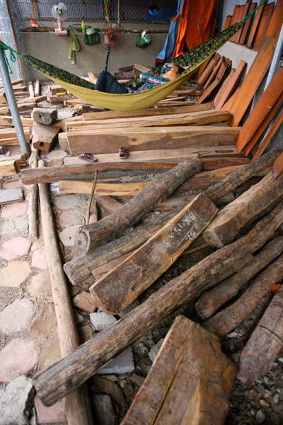 Chợ gỗ tại Phù Khê (Bắc Ninh) với 200 gian hàng luôn tấp nập với nhiều sản phẩm bày bán đa dạng và phong phú. (Ảnh Langnghephukhe)