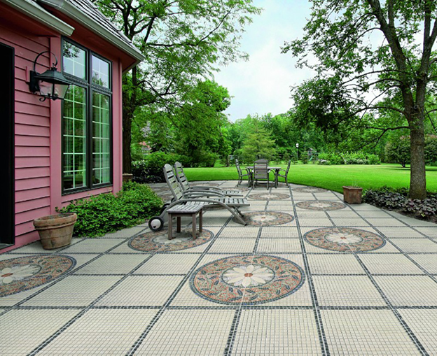 Bề mặt nhám, sần sùi của gạch giúp bạn không phải lo lắng về vấn đề trơn trượt mỗi khi trời mưa hay thời tiết ẩm. Ảnh: Hungtuy.