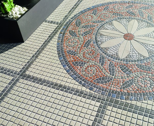 Đây là loại gạch lát sân vườn cao cấp mang phong cách Tây Ban Nha. Ảnh: Hungtuy.
