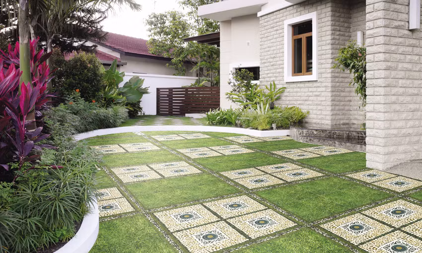Mẫu gạch lát sân vườn kết hợp cả sỏi đá và cỏ như thế này chắc chắn sẽ giúp khu vườn nhà bạn trở nên sinh động và hấp dẫn hơn. Ảnh: Gachtrungdo.