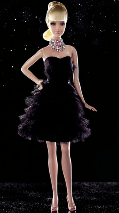 Búp bê Barbie by Stefano Canturi. Búp bê được đeo một chiếc vòng cổ tuyệt đẹp gắn một viên kim cương hồng Australia nặng 1 carat. Nhiều viên kim cương trắng với tổng trọng lượng 3 carat được gắn xung quanh viên kim cương hồng này. Chính vì những phụ kiện sành điệu này mà giá của món đồ chơi đắt đỏ lên đến 632.000 USD.