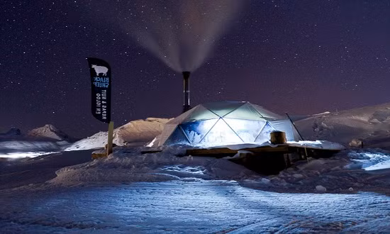 Nhà tuyết Black Sheep tại Pháp được sưởi ấm bởi lò sưởi và chăn lông cừu đen, cảnh nhìn ra đỉnh Mont Blanc hùng vĩ. Một căn phòng lớn tại đây có thể chứa được tới 8 người, tất nhiên ở đây cũng có những gian phòng nhỏ hơn cho các gia đình, các cặp vợ chồng và cá nhân.