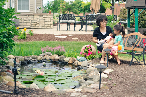 Chị Hoài - giảng viên người Việt dạy môn Toán và Thống kê tại trường đại học ở bang Ohio, Mỹ rất bận rộn nhưng chị vẫn dành thời gian để chăm chút nhỏ cho tổ ấm của mình, điển hình là khu vườn ngập sắc hoa.