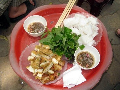 Bún đậu mắm tôm giá rẻ ở một số cổng trường đại học, các chợ rất đáng lo ngại về chất lượng nguyên liệu, cách làm... Rau sống không được rửa sạch, mắm tôm không rõ nguồn gốc, mỡ chiên đậu được dùng lại nhiều lần ... là điều không thể tránh khỏi. Ảnh minh họa.