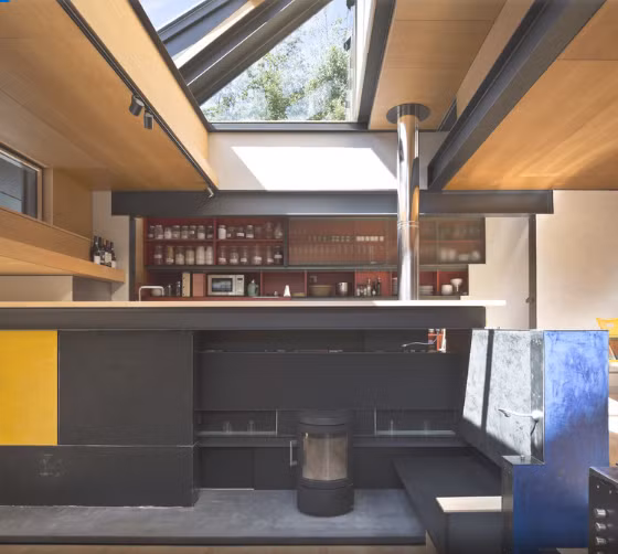 Dù khá nhỏ bé nhưng ngôi nhà lệch tầng đẹp nhất nước Anh vẫn bao gồm đầy đủ phòng ngủ, nhà để xe, phòng bếp, sân thượng và cả nhà kho. Ảnh: Archdaily.