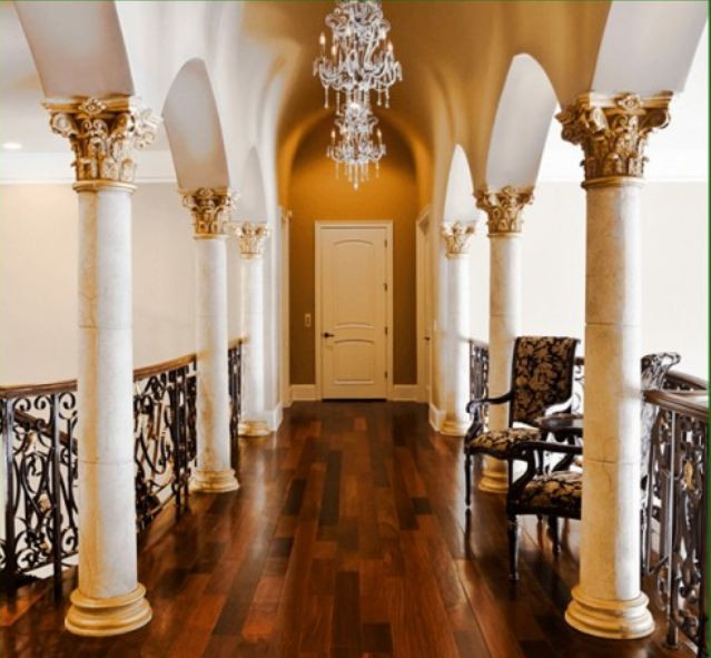 Mẫu cột tròn đá cẩm thạch màu kem mang phong cách cổ điển nhưng không kém phần lịch sự, sang trọng. Ảnh hoacuongre.