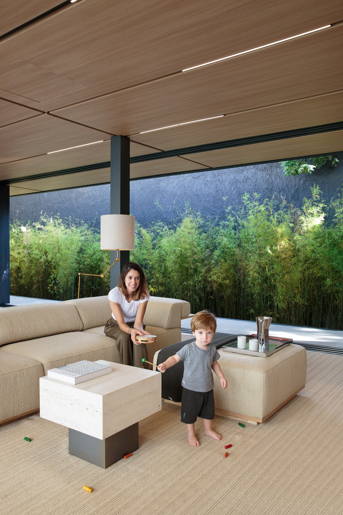 Các kiến trúc sư đã sử dụng bảng màu trung tính trong toàn bộ ngôi nhà, tạo cảm giác yên bình và thanh lịch.