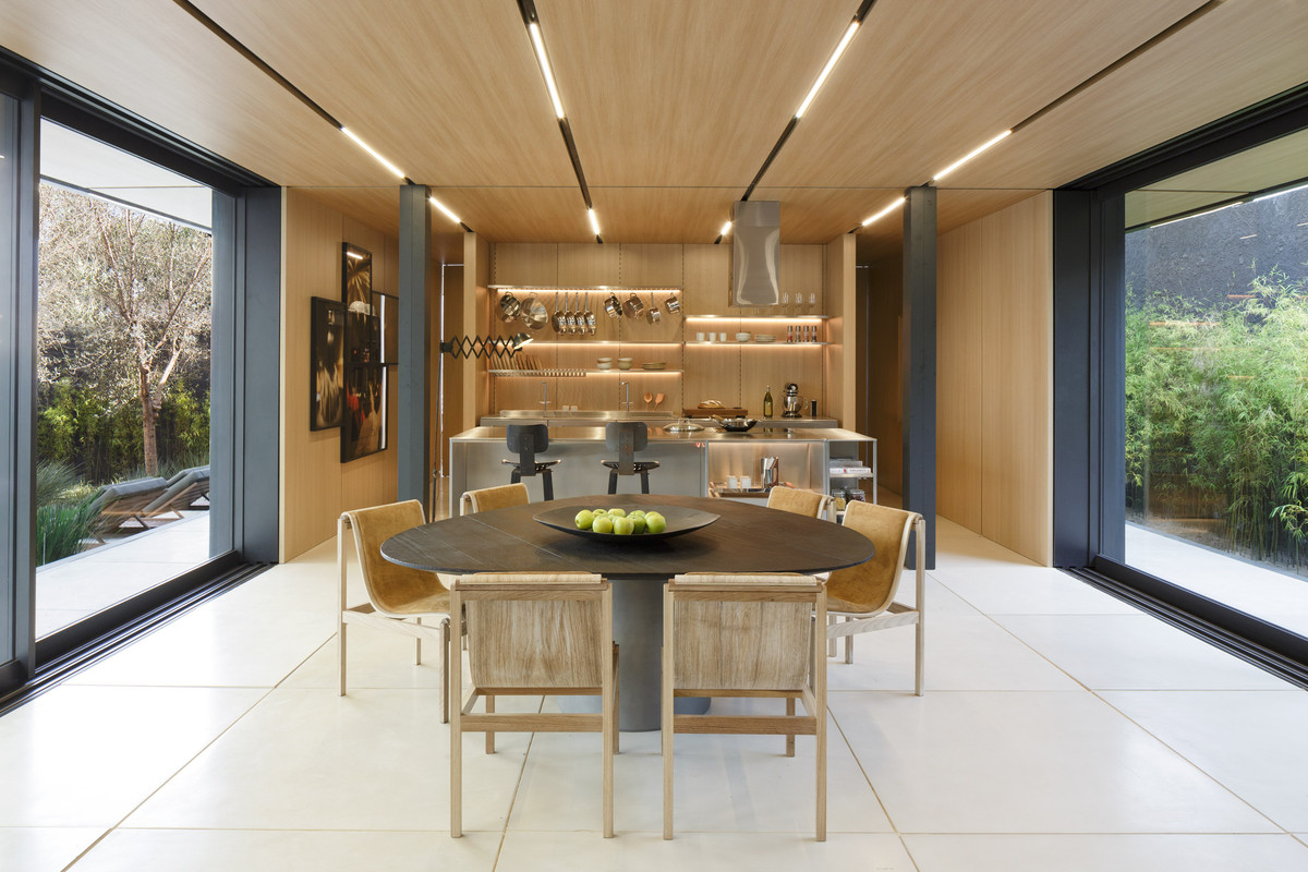 Những bức tường kính cho phép không gian bên trong và ngoài ngôi nhà gần nhau hơn.