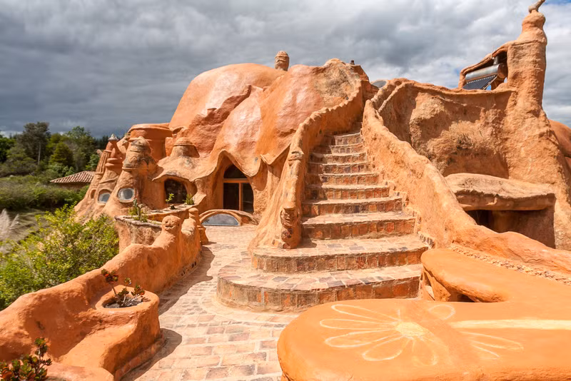 Khác với vẻ bên ngoài mộc mạc, ngôi nhà được trang bị tiện nghi hiện đại: tấm pin năng lượng mặt trời làm nóng nước, nhà vệ sinh với các tấm thảm đầy màu sắc, nhà bếp và phòng ngủ với đầy đủ tiện nghi.