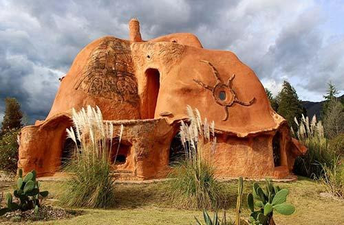 Mục đích của ông là sẽ đẩy mạnh việc sử dụng đất nung trong nhà ở lên tầm cao mới và muốn bảo tồn kiến trúc một thời thuộc địa, đã bị thay đổi ít nhiều hơn 4 thập kỷ qua.