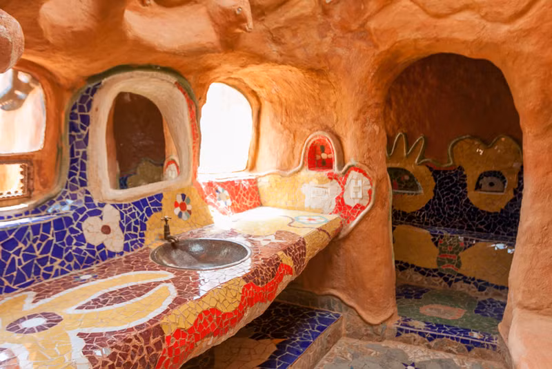 Kiến trúc sư làm ngôi nhà này hoàn toàn từ bùn địa phương và nung dưới ánh nắng mặt trời. Không một miếng thép hay tấm bê tông nào được sử dụng trong ngôi nhà.